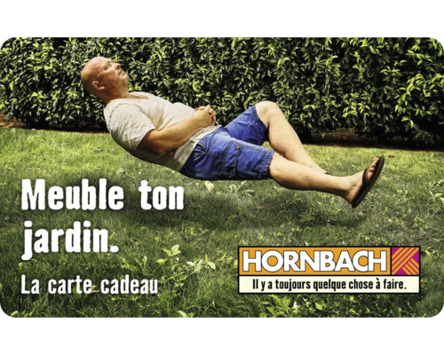 Un homme se détend dans le jardin avec un chèque-cadeau Hornbach.