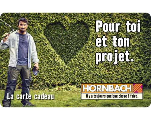 Homme avec un taille-haie devant une haie en forme de cœur et le logo Hornbach. Carte cadeau pour votre projet.