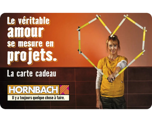 Femme tenant un mètre pliant en forme de cœur, logo Hornbach