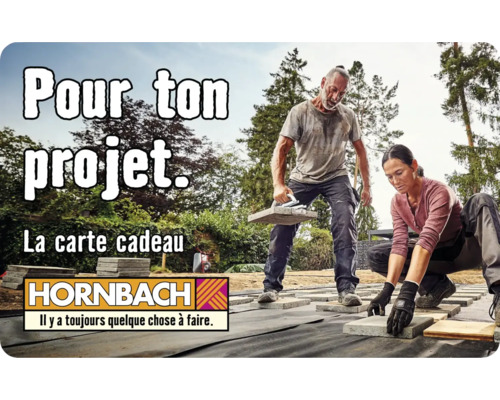 Un homme et une femme posent des pavés dans le jardin. Logo Hornbach.