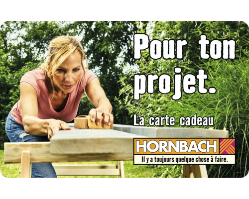 Femme ponçant une planche de bois avec une cale à poncer à l''extérieur, logo Hornbach