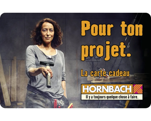 Femme tenant un marteau devant un arrière-plan Hornbach avec le texte : Pour ton projet. La carte cadeau. Hornbach. Il y a toujours quelque chose à faire.