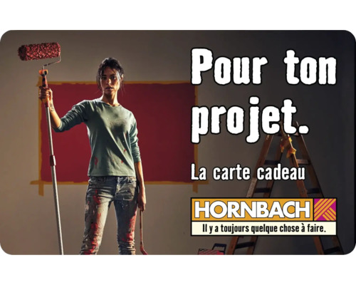 Femme avec rouleau à peinture pour un projet Hornbach. Logo Hornbach.