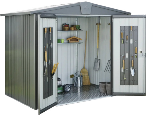 Gartenhaus mit geöffneten Türen und Gartengeräten