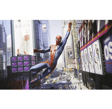 Spider-Man se balance à travers la ville