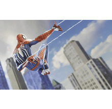 Figurine de Spider-Man devant des gratte-ciel