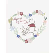 Illustration von Winnie Puuh und Ferkel im floralen Herzrahmen mit dem Schriftzug ''Always by your side''.