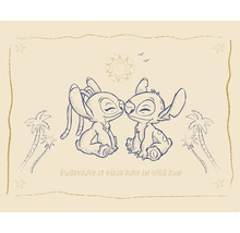 Zeichnung von Stitch und Angel, die sich berühren, mit der Aufschrift ''Jeder Tag ist dein Tag in der Sonne''.