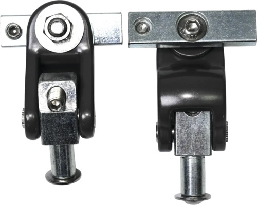 Deux éléments d''une quincaillerie de fenêtre avec boulons et vis