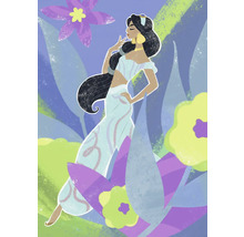 Illustration einer Frau mit dunklen Haaren in einem hellen zweiteiligen Outfit, umgeben von Blumenmotiven.