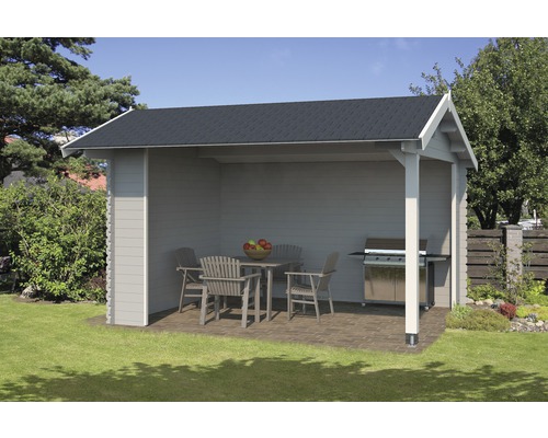 Scène de jardin avec abri de jardin en bois, table de jardin, chaises de jardin et barbecue.