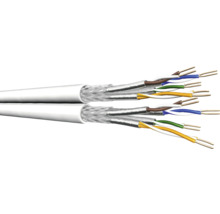 Gros plan sur deux câbles réseau blancs avec des fils à code couleur