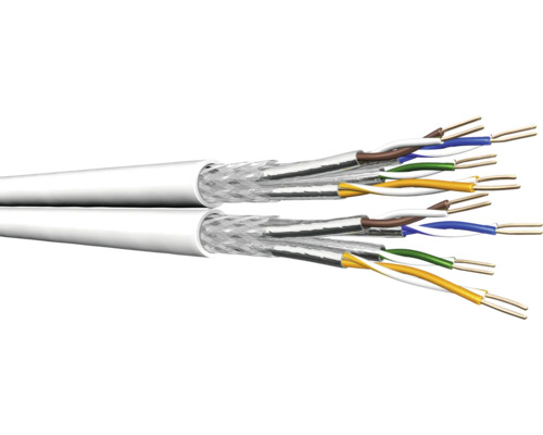 Gros plan sur deux câbles réseau blancs avec des fils à code couleur