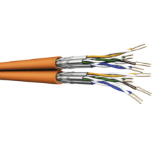 Nahaufnahme eines orangefarbenen Datenkabels mit freiliegenden Drähten