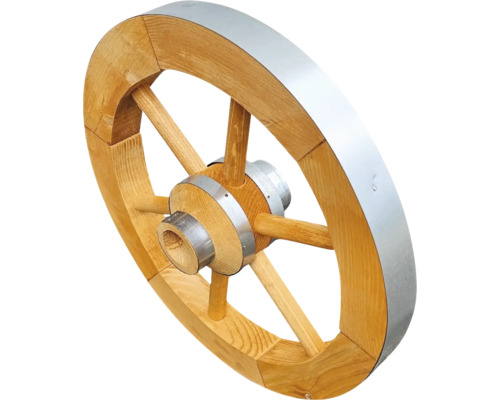 Holzrad mit Metallbeschlag