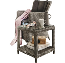 Rattan Sessel mit Beistelltisch und Dekoration