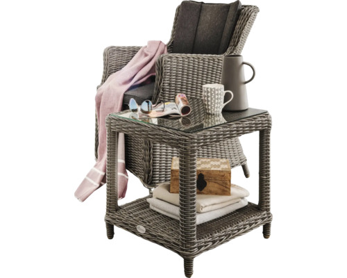 Fauteuil en rotin avec table d''appoint et décoration