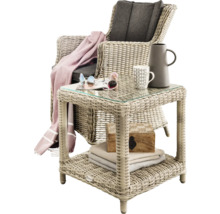 Geflochtener Sessel und Beistelltisch mit Glasplatte, Ablage und Accessoires