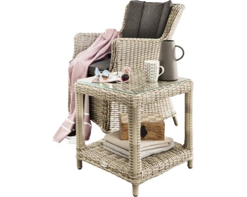 Fauteuil tressé et table d''appoint avec plateau en verre, étagère et accessoires