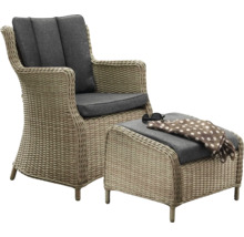 Gartenmöbelset mit Sessel und Hocker aus Rattan mit grauen Polstern, einer Sonnenbrille und einem Schal
