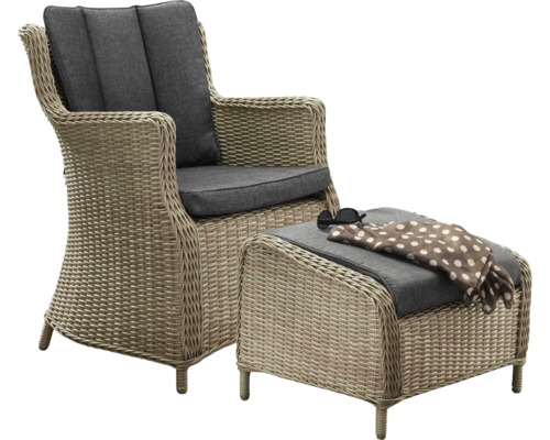 Gartenmöbelset mit Sessel und Hocker aus Rattan mit grauen Polstern, einer Sonnenbrille und einem Schal