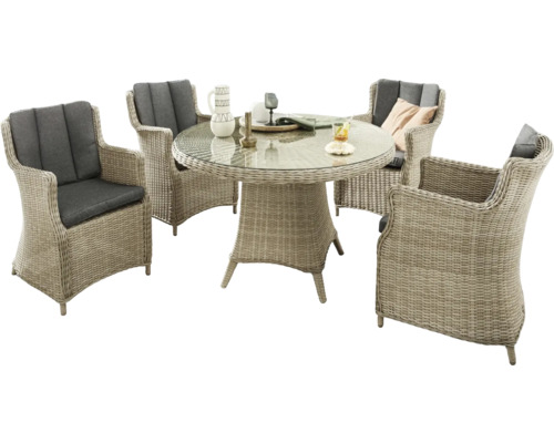 Gartenset mit vier Korbsesseln und einem runden Tisch mit Glasplatte