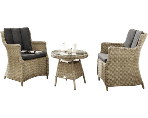 Gartenmöbelset mit zwei Korbsesseln, grauen Sitzkissen und einem Beistelltisch mit Glasplatte