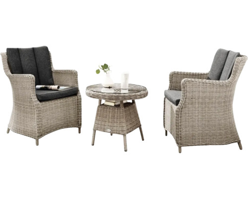 Gartenmöbelset aus zwei Korbsesseln und einem Tisch mit Glasplatte