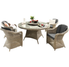 Gartensitzgruppe mit rundem Tisch und vier Korbstühlen