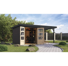 Abri de jardin avec porte ouverte, équipé d''étagères et d''outils dans le jardin