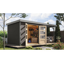 Gartenhaus mit offenstehenden Doppeltüren und Werkzeug