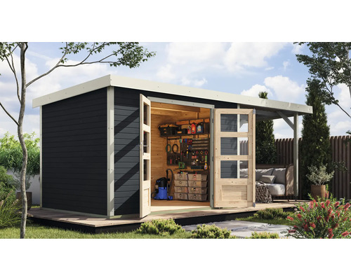 Abri de jardin avec double porte et terrasse couverte sur une terrasse en bois, équipé d''outils et d''étagères.