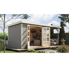 Abri de jardin avec portes doubles ouvertes et abri latéral sur une terrasse en bois, entouré d''aménagement paysager.