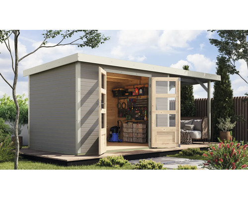 Abri de jardin avec portes doubles ouvertes et abri latéral sur une terrasse en bois, entouré d''aménagement paysager.