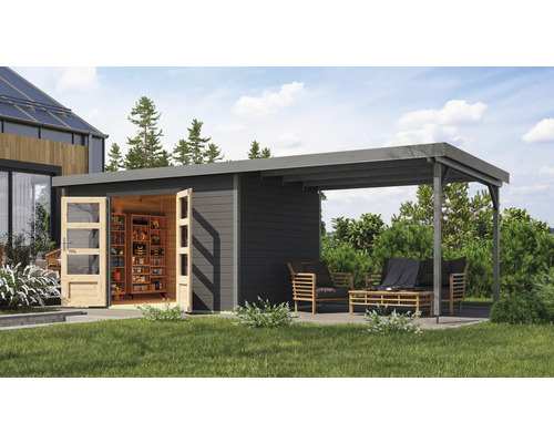 Abri de jardin avec portes doubles ouvertes et coin salon couvert sur une pelouse.