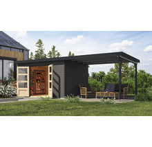 Holzgartenhaus mit Regalen und überdachter Terrasse mit Sitzgelegenheit im Garten