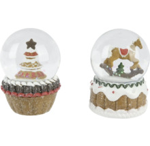 Deux boules à neige avec sapin de Noël et cheval à bascule sur un socle
