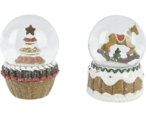 Deux boules à neige avec sapin de Noël et cheval à bascule sur un socle