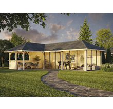 Pavillon en bois avec barbecue, table à manger, fauteuils et portes coulissantes en verre dans le jardin