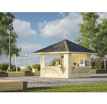Helle Holzbude mit dunklem Dach und geöffneten Verkaufsklappen in einem Park mit Bäumen und einer Schaukel.