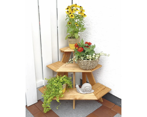 Dreistöckiges Pflanzenregal aus Holz mit drei bepflanzten Töpfen und einer Schneckenskulptur