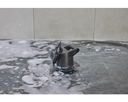 Pompe submersible pour eaux chargées Gardena dans l''eau