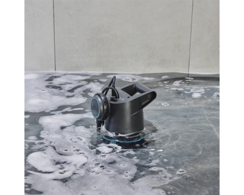 Gardena Schmutzwasser-Tauchpumpe im Wasser