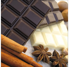 Tafel dunkle, helle und weiße Schokolade mit Zimtstangen und Sternanis