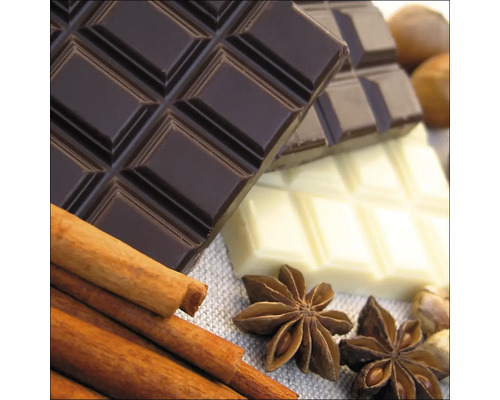 Tafel dunkle, helle und weiße Schokolade mit Zimtstangen und Sternanis