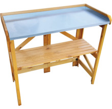 Table de rempotage en bois avec surface de travail en métal et étagère