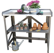 Gartentisch aus Holz mit Pflanzen, Töpfen und Gartengeräten