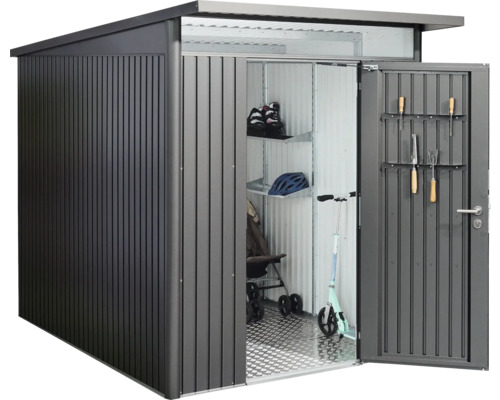 Gerätehaus mit geöffneter Tür und Gartengeräten