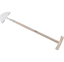 Hacke mit Holzstiel und T-Griff