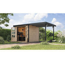 Maison de jardin en bois avec portes ouvertes et terrasse couverte dans un jardin.